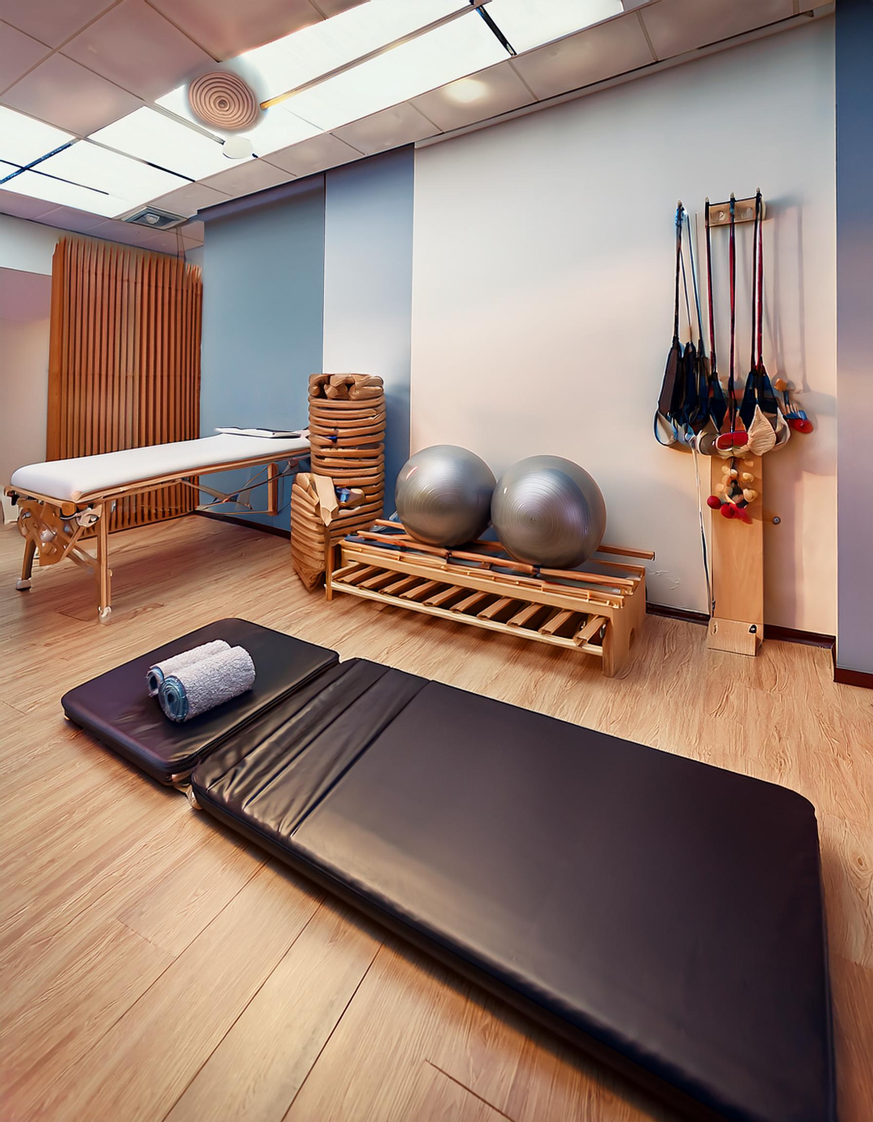 Pilatesstudio mit eleganten, klassischen Designelementen