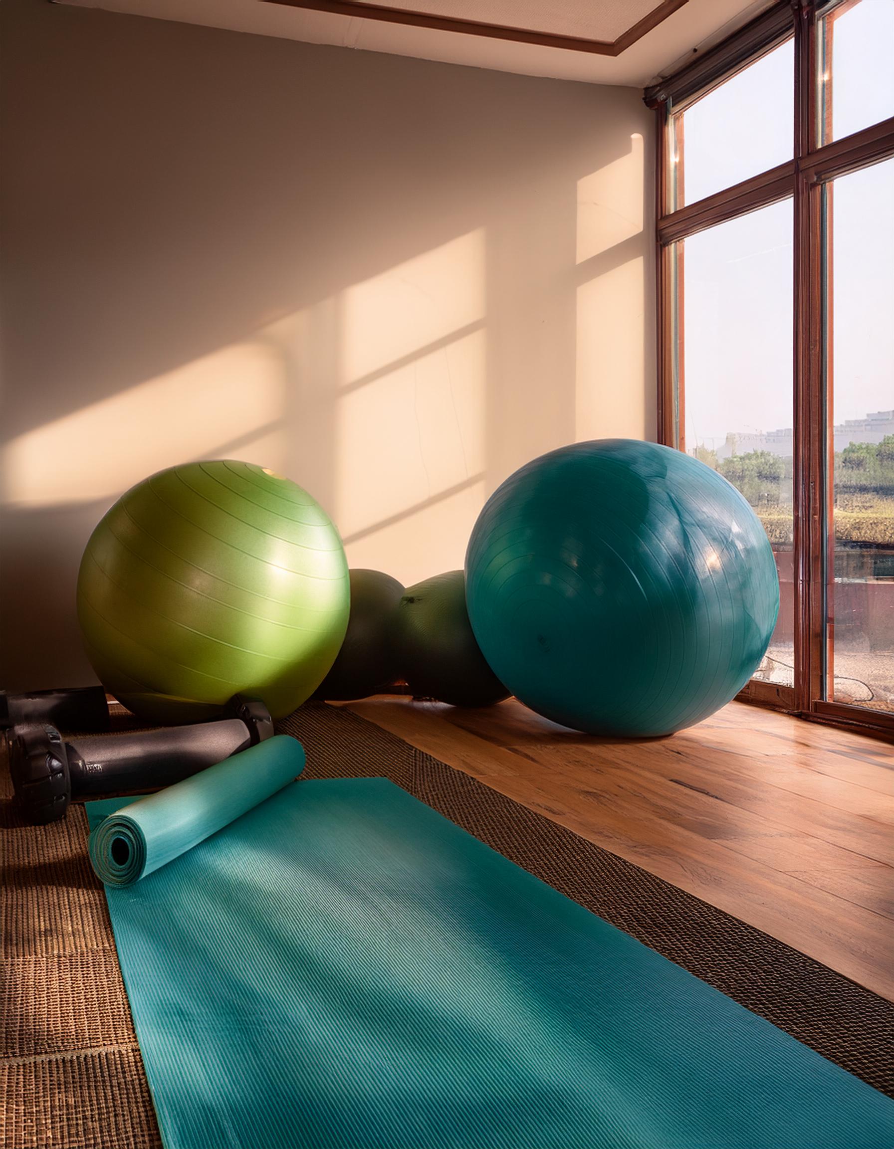 Gruppe von Teilnehmern in einer Pilates-Klasse, die Dehnübungen machen